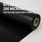 Rollo de plástico negro desplegado sobre superficie industrial.