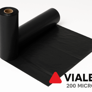 Rollo de plástico negro desplegado sobre superficie industrial.