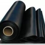 Protección temporal de maquinaria en obra con plástico resistente.