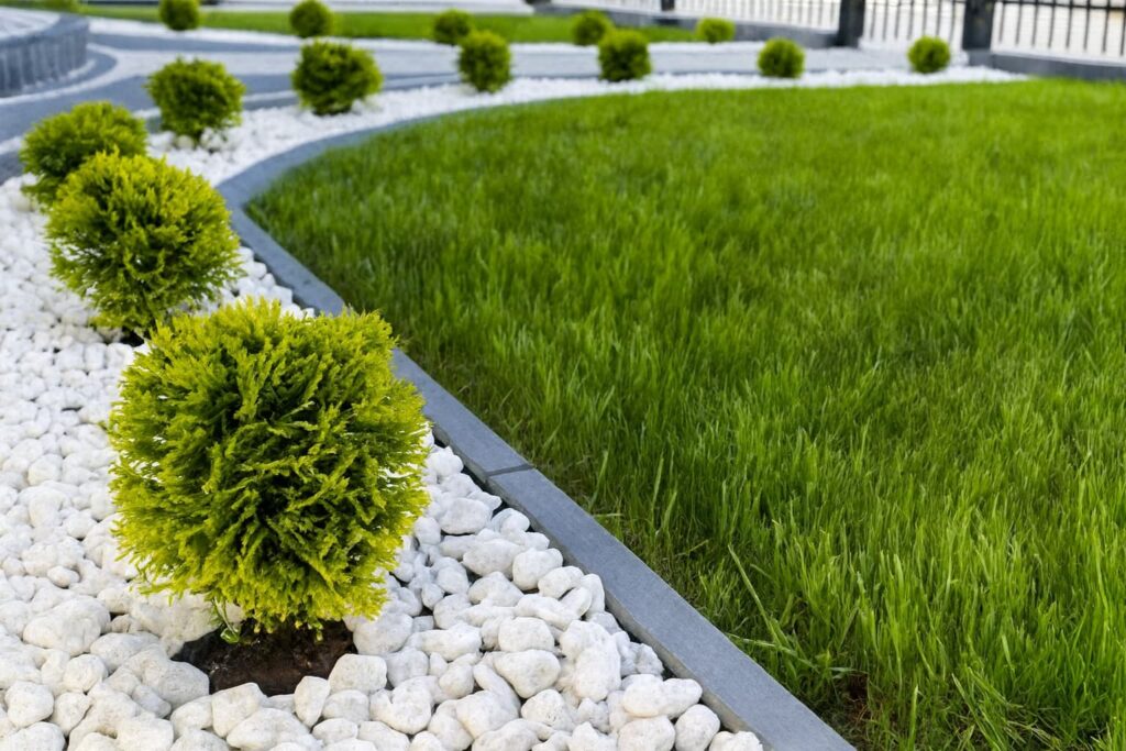Piedra blanca para jardín x bolsón utilizada en canteros y senderos decorativos con césped verde
