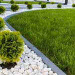 Piedra blanca para jardín x bolsón utilizada en canteros y senderos decorativos con césped verde