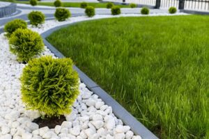 Piedra blanca para jardín x bolsón utilizada en canteros y senderos decorativos con césped verde