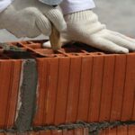 Preparación del mortero de asiento para ladrillos con proporciones correctas