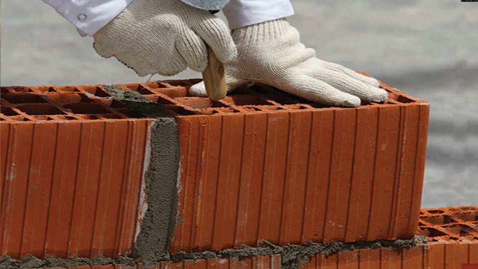 Preparación del mortero de asiento para ladrillos con proporciones correctas