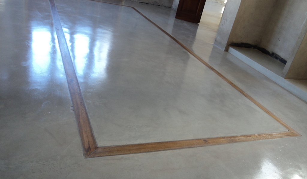 Corte de juntas en pisos y veredas de hormigón recién fraguado