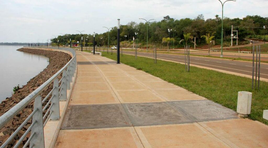 Juntas en pisos y veredas con corte de dilatación en losa de hormigón recién ejecutada