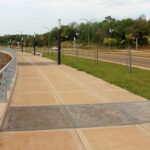 Juntas en pisos y veredas con corte de dilatación en losa de hormigón recién ejecutada