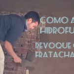 Aplicación de revoque hidrófugo en muro exterior para impermeabilización y protección contra humedad