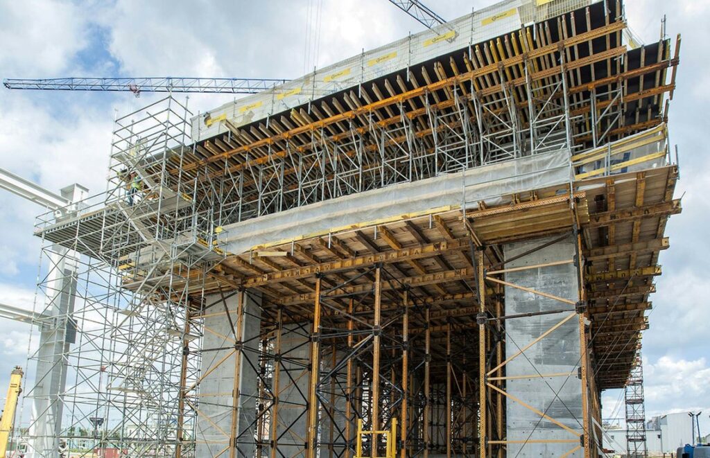 trabajadores retirando encofrado de una columna de hormigón