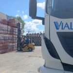 corralón con entrega pactada cargando materiales para obra